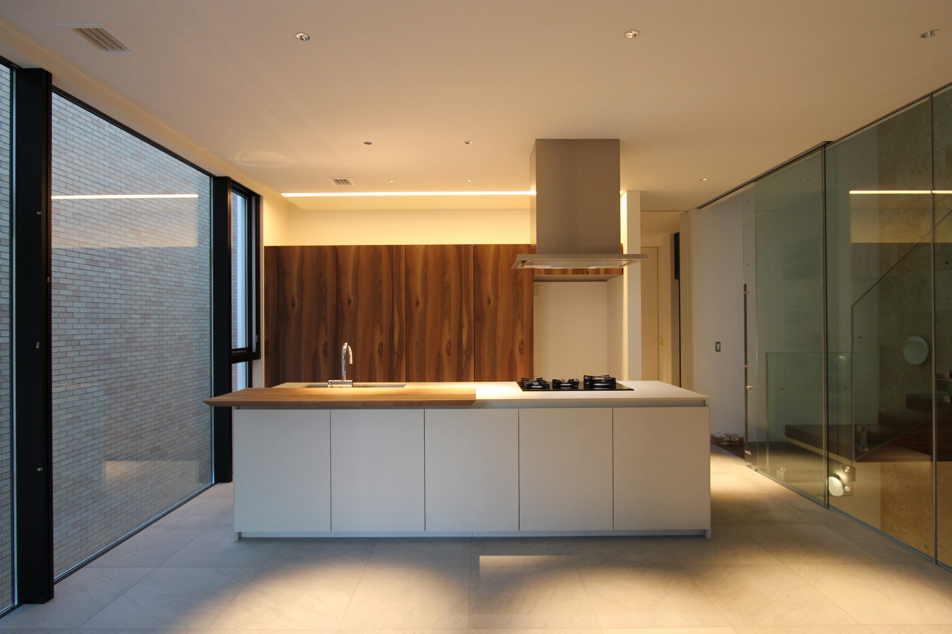 Euromobil_A residence_キッチン_Walnut_アイランド